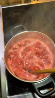 Jahodový džem ako ho robím ja, z 3 ingrediencií. 
🍓 1,5kg jahôd
🧊 750g cukru
🍋 1 citrón

Daj mi vediet ako ho robíš ty 👀

#dzem #jahodovydzem