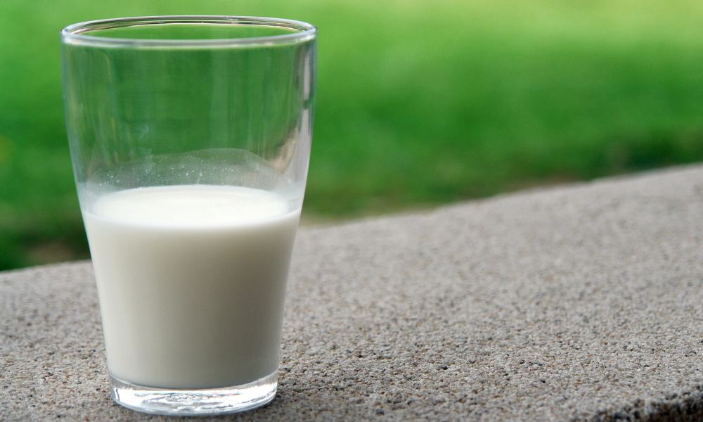 mlieko v pohári