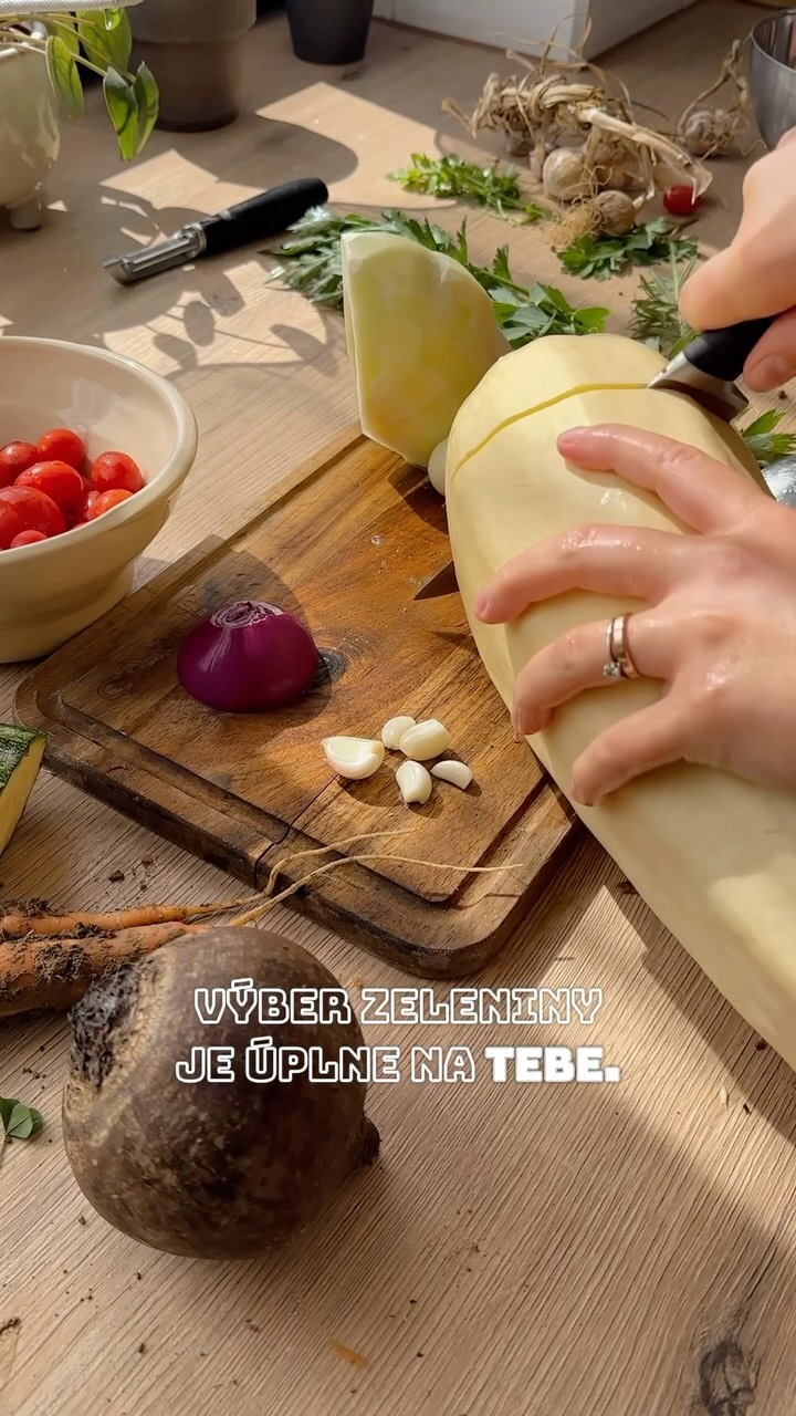 Je nedeľa ráno a ty stále nevieš, čo variť? 🍲
Skús tento jednoduchý obed zo surovín, ktoré nájdeš doma. Použi zeleninu, ktorú treba minúť, pridaj mäso alebo iný proteín a všetko nechaj spolu dusiť. Minimum námahy a obed pre celú rodinu je hotový. 🙌

#tipnaobed