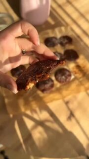 Bezlepkové tekvicové cookies s arašidovým maslom a čokoládou 🍪

Mäkké, voňavé a hotové raz-dva.

🥣 Potrebuješ:
2 lyžice arašidového masla
nasekanú čokoládu
3 lyžice tekvicového pyré
1 vajce
2 lyžice medu
1 ČL kypriaceho prášku
1 ČL škorice
3 lyžice mandľovej múky
kokos na posypanie

📜 Postup:
Všetky suroviny okrem mandľovej múky zmiešaj v miske. Nakoniec pridaj mandľovú múku a premiešaj.

Lyžicou vytvaruj malé kôpky na plech vystlaný papierom na pečenie. Podľa chuti ešte posyp čokoládou.

Peč na 180 °C približne 10–15 minút. Po upečení nechajvychladnúť a posyp kokosom.

Ulož si recept na neskôr 🤎