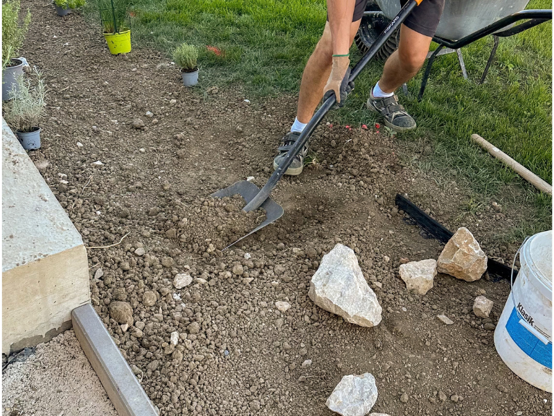 kopanie jamy pre drenáž bylinkovej skalky